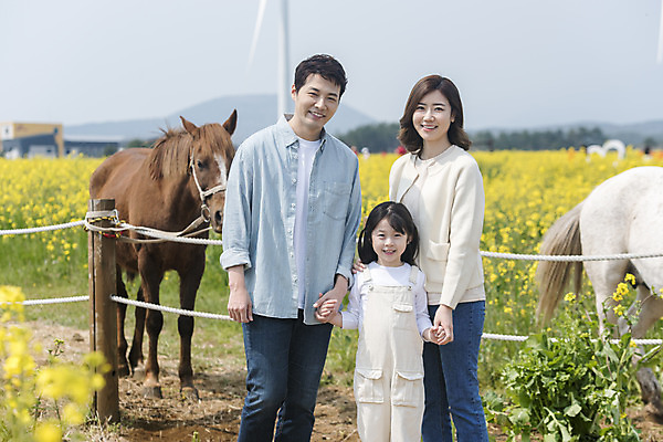 포토 JPG 주간 여자 남자 딸 행복 어린이 두마리 가족 엄마 가족여행 미소 상반신 성인 야외 앞모습 세명 30대 제주도 손잡기 맑음 화목 봄 한국인 가족라이프 말_동물 체험 아빠 핵가족 즐거움 유채 봄여행 유채밭 표선면 국내포토 자연요소 라이프스타일 계절 꽃 감정 뷰포인트 여행 컨셉 2 밭 포유류 관계 모션 날씨 한국 표정 사람 동양인 장년 서귀포 파일형식