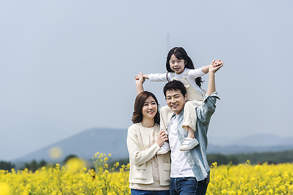 포토 JPG 주간 전신 여자 남자 딸 행복 어린이 가족 엄마 가족여행 서기 미소 상반신 성인 야외 앞모습 세명 30대 제주도 맑음 화목 봄 한국인 가족라이프 목말 아빠 핵가족 즐거움 유채 봄여행 유채밭 표선면 국내포토 자연요소 라이프스타일 계절 꽃 감정 뷰포인트 여행 컨셉 밭 관계 모션 날씨 한국 표정 사람 동양인 장년 서귀포 파일형식