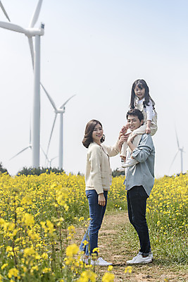 포토 JPG 주간 전신 여자 남자 딸 행복 어린이 가족 엄마 가족여행 서기 미소 성인 야외 옆모습 세명 30대 제주도 맑음 화목 봄 한국인 가족라이프 목말 아빠 풍력에너지 핵가족 즐거움 유채 봄여행 유채밭 표선면 국내포토 자연요소 라이프스타일 계절 꽃 감정 뷰포인트 여행 컨셉 밭 관계 모션 날씨 한국 표정 사람 동양인 장년 그린에너지 서귀포 파일형식