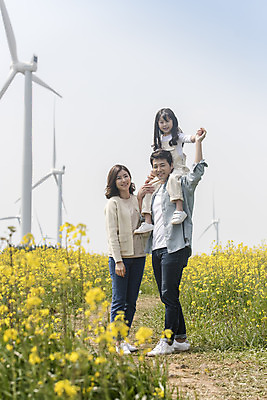 포토 JPG 주간 전신 여자 남자 딸 행복 어린이 가족 엄마 가족여행 서기 미소 성인 야외 옆모습 세명 30대 제주도 맑음 화목 봄 한국인 가족라이프 목말 아빠 풍력에너지 핵가족 즐거움 유채 봄여행 유채밭 표선면 국내포토 자연요소 라이프스타일 계절 꽃 감정 뷰포인트 여행 컨셉 밭 관계 모션 날씨 한국 표정 사람 동양인 장년 그린에너지 서귀포 파일형식