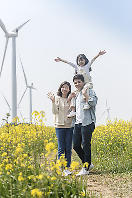 포토 JPG 주간 전신 여자 남자 딸 행복 어린이 가족 엄마 팔벌리기 가족여행 서기 미소 성인 야외 앞모습 세명 30대 제주도 맑음 화목 봄 한국인 가족라이프 목말 아빠 풍력에너지 핵가족 즐거움 유채 봄여행 유채밭 표선면 국내포토 자연요소 라이프스타일 계절 꽃 감정 뷰포인트 여행 컨셉 밭 관계 모션 날씨 한국 표정 사람 동양인 장년 그린에너지 서귀포 파일형식
