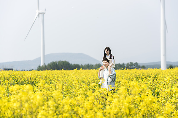 포토 JPG 주간 전신 여자 남자 딸 행복 어린이 가족 가족여행 서기 미소 상반신 성인 야외 두명 옆모습 30대 제주도 맑음 화목 봄 한국인 가족라이프 목말 아빠 풍력에너지 핵가족 즐거움 유채 봄여행 유채밭 표선면 부녀 국내포토 자연요소 라이프스타일 계절 꽃 감정 뷰포인트 여행 컨셉 밭 관계 모션 날씨 한국 표정 사람 동양인 장년 그린에너지 서귀포 파일형식