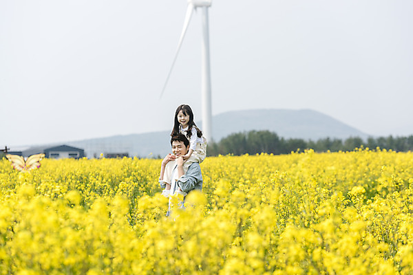 포토 JPG 주간 전신 여자 남자 딸 행복 어린이 가족 가족여행 서기 미소 상반신 성인 야외 두명 옆모습 30대 제주도 맑음 화목 봄 한국인 가족라이프 목말 아빠 풍력에너지 핵가족 즐거움 유채 봄여행 유채밭 표선면 부녀 국내포토 자연요소 라이프스타일 계절 꽃 감정 뷰포인트 여행 컨셉 밭 관계 모션 날씨 한국 표정 사람 동양인 장년 그린에너지 서귀포 파일형식