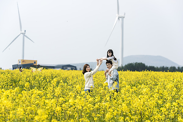 포토 JPG 주간 전신 여자 남자 딸 행복 어린이 가족 엄마 가족여행 서기 미소 상반신 성인 야외 옆모습 세명 30대 제주도 맑음 화목 봄 한국인 가족라이프 목말 아빠 풍력에너지 핵가족 즐거움 유채 봄여행 유채밭 표선면 국내포토 자연요소 라이프스타일 계절 꽃 감정 뷰포인트 여행 컨셉 밭 관계 모션 날씨 한국 표정 사람 동양인 장년 그린에너지 서귀포 파일형식
