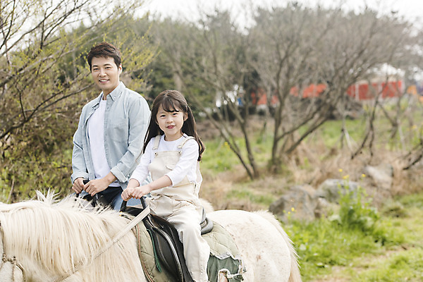 포토 JPG 주간 여자 남자 딸 행복 어린이 두마리 가족 가족여행 미소 상반신 성인 야외 두명 옆모습 30대 제주도 맑음 화목 봄 한국인 가족라이프 말_동물 체험 아빠 핵가족 즐거움 유채 봄여행 유채밭 표선면 부녀 국내포토 자연요소 라이프스타일 계절 꽃 감정 뷰포인트 여행 컨셉 2 밭 포유류 관계 날씨 한국 표정 사람 동양인 장년 서귀포 파일형식