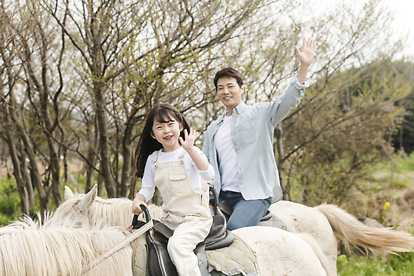 포토 JPG 주간 여자 남자 딸 행복 어린이 두마리 가족 가족여행 미소 상반신 성인 야외 두명 옆모습 30대 제주도 맑음 화목 봄 한국인 가족라이프 말_동물 체험 아빠 핵가족 즐거움 유채 손인사 봄여행 유채밭 표선면 부녀 국내포토 자연요소 라이프스타일 계절 꽃 감정 뷰포인트 여행 컨셉 2 밭 포유류 관계 날씨 한국 표정 사람 동양인 장년 인사 서귀포 파일형식