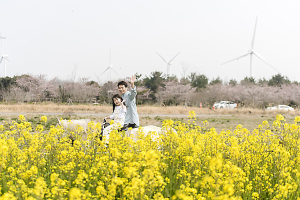 포토 JPG 주간 여자 남자 딸 행복 어린이 두마리 가족 가족여행 미소 상반신 성인 야외 두명 옆모습 30대 제주도 맑음 화목 봄 한국인 가족라이프 말_동물 체험 아빠 핵가족 즐거움 유채 손인사 봄여행 유채밭 표선면 부녀 국내포토 자연요소 라이프스타일 계절 꽃 감정 뷰포인트 여행 컨셉 2 밭 포유류 관계 날씨 한국 표정 사람 동양인 장년 인사 서귀포 파일형식