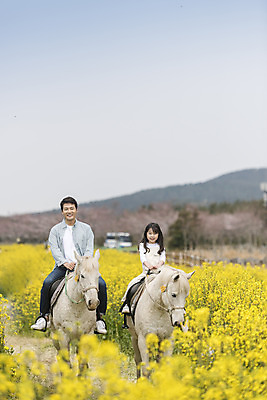 포토 JPG 주간 전신 여자 남자 딸 행복 어린이 두마리 가족 가족여행 미소 성인 야외 두명 앞모습 30대 제주도 맑음 화목 봄 한국인 가족라이프 말_동물 체험 아빠 핵가족 즐거움 유채 봄여행 유채밭 표선면 부녀 국내포토 자연요소 라이프스타일 계절 꽃 감정 뷰포인트 여행 컨셉 2 밭 포유류 관계 날씨 한국 표정 사람 동양인 장년 서귀포 파일형식