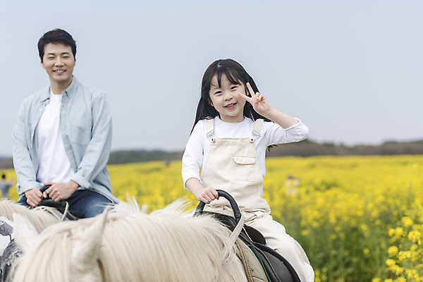 포토 JPG 주간 전신 여자 남자 딸 행복 어린이 두마리 가족 가족여행 미소 상반신 성인 야외 두명 앞모습 30대 제주도 맑음 화목 봄 한국인 가족라이프 말_동물 체험 아빠 핵가족 즐거움 유채 브이 봄여행 유채밭 표선면 부녀 국내포토 자연요소 라이프스타일 계절 꽃 감정 뷰포인트 여행 컨셉 2 밭 포유류 관계 날씨 한국 표정 사람 동양인 손짓 장년 서귀포 파일형식