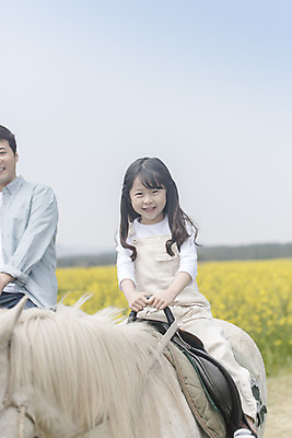 포토 JPG 주간 전신 여자 남자 딸 행복 어린이 두마리 가족 가족여행 미소 상반신 성인 야외 두명 앞모습 30대 제주도 맑음 화목 봄 한국인 가족라이프 말_동물 체험 아빠 핵가족 즐거움 유채 봄여행 유채밭 표선면 부녀 국내포토 자연요소 라이프스타일 계절 꽃 감정 뷰포인트 여행 컨셉 2 밭 포유류 관계 날씨 한국 표정 사람 동양인 장년 서귀포 파일형식