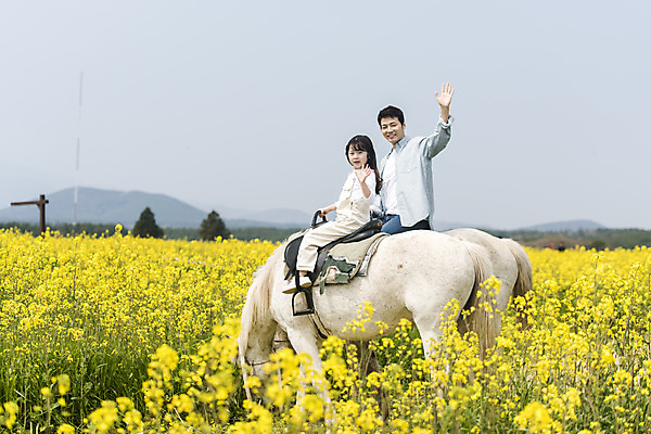 포토 JPG 주간 전신 여자 남자 딸 행복 어린이 두마리 가족 가족여행 미소 상반신 성인 야외 두명 옆모습 30대 제주도 맑음 화목 봄 한국인 가족라이프 말_동물 체험 아빠 핵가족 즐거움 유채 손인사 봄여행 유채밭 표선면 부녀 국내포토 자연요소 라이프스타일 계절 꽃 감정 뷰포인트 여행 컨셉 2 밭 포유류 관계 날씨 한국 표정 사람 동양인 장년 인사 서귀포 파일형식