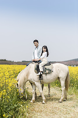 포토 JPG 주간 전신 여자 남자 딸 행복 어린이 두마리 가족 가족여행 미소 성인 야외 두명 옆모습 30대 제주도 맑음 화목 봄 한국인 가족라이프 말_동물 체험 아빠 핵가족 즐거움 유채 봄여행 유채밭 표선면 부녀 국내포토 자연요소 라이프스타일 계절 꽃 감정 뷰포인트 여행 컨셉 2 밭 포유류 관계 날씨 한국 표정 사람 동양인 장년 서귀포 파일형식
