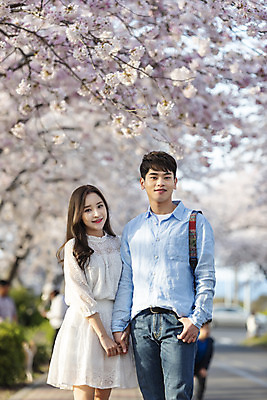 포토 JPG 주간 커플 여자 남자 행복 커플라이프 여행 데이트 사랑 서기 미소 사람 상반신 20대 성인 야외 두명 앞모습 30대 제주도 손잡기 맑음 다정 봄 한국인 벚꽃 국내여행 벚꽃축제 제주도여행 성인만 국내포토 자연요소 라이프스타일 계절 꽃 감정 뷰포인트 컨셉 관계 모션 날씨 한국 표정 동양인 청년 장년 축제 꽃축제 파일형식
