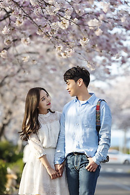 포토 JPG 주간 커플 여자 남자 행복 커플라이프 여행 데이트 사랑 서기 미소 사람 상반신 20대 성인 야외 두명 앞모습 30대 제주도 마주보기 손잡기 맑음 다정 봄 한국인 벚꽃 국내여행 벚꽃축제 제주도여행 성인만 국내포토 자연요소 라이프스타일 계절 꽃 감정 뷰포인트 컨셉 관계 모션 날씨 한국 표정 동양인 청년 장년 축제 꽃축제 파일형식