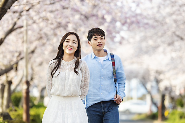 포토 JPG 주간 커플 여자 남자 행복 커플라이프 여행 데이트 사랑 미소 사람 상반신 20대 성인 야외 두명 앞모습 30대 제주도 걷기 맑음 다정 봄 산책 한국인 벚꽃 국내여행 벚꽃축제 제주도여행 성인만 국내포토 자연요소 라이프스타일 계절 꽃 감정 뷰포인트 컨셉 관계 모션 날씨 휴식 한국 표정 동양인 청년 장년 축제 꽃축제 파일형식