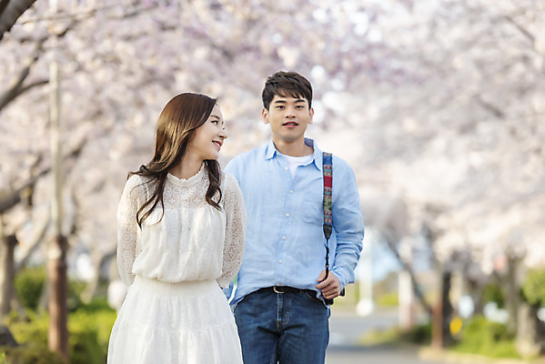 포토 JPG 주간 커플 여자 남자 행복 커플라이프 여행 데이트 사랑 미소 사람 상반신 20대 성인 야외 두명 앞모습 30대 제주도 걷기 맑음 다정 봄 산책 한국인 벚꽃 국내여행 벚꽃축제 제주도여행 성인만 국내포토 자연요소 라이프스타일 계절 꽃 감정 뷰포인트 컨셉 관계 모션 날씨 휴식 한국 표정 동양인 청년 장년 축제 꽃축제 파일형식