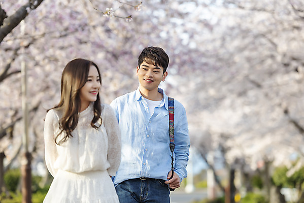 포토 JPG 주간 커플 여자 남자 행복 커플라이프 여행 데이트 사랑 미소 사람 상반신 20대 성인 야외 두명 앞모습 30대 제주도 걷기 맑음 다정 봄 산책 한국인 벚꽃 국내여행 벚꽃축제 제주도여행 성인만 국내포토 자연요소 라이프스타일 계절 꽃 감정 뷰포인트 컨셉 관계 모션 날씨 휴식 한국 표정 동양인 청년 장년 축제 꽃축제 파일형식