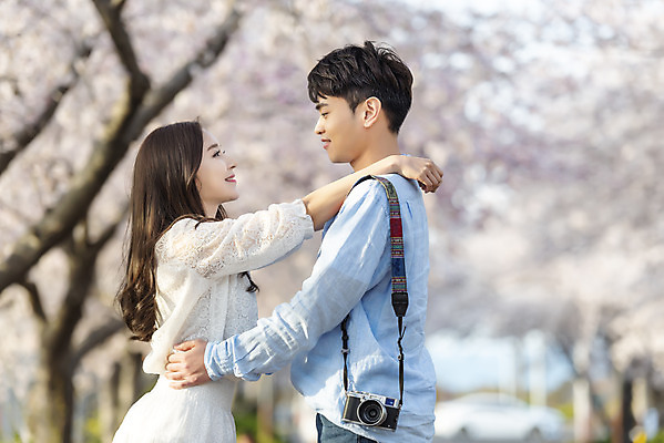 포토 JPG 주간 커플 여자 남자 행복 커플라이프 여행 데이트 사랑 서기 미소 사람 상반신 20대 성인 야외 두명 옆모습 30대 제주도 마주보기 맑음 다정 봄 한국인 벚꽃 국내여행 벚꽃축제 제주도여행 성인만 국내포토 자연요소 라이프스타일 계절 꽃 감정 뷰포인트 컨셉 관계 모션 날씨 한국 표정 동양인 청년 장년 축제 꽃축제 파일형식