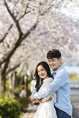 포토 JPG 주간 커플 여자 남자 행복 커플라이프 여행 데이트 사랑 서기 미소 사람 상반신 20대 성인 야외 두명 옆모습 30대 제주도 맑음 다정 봄 한국인 벚꽃 백허그 국내여행 벚꽃축제 제주도여행 성인만 국내포토 자연요소 라이프스타일 계절 꽃 감정 뷰포인트 컨셉 관계 모션 포옹 날씨 한국 표정 동양인 청년 장년 축제 꽃축제 파일형식