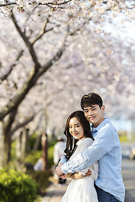 포토 JPG 주간 커플 여자 남자 행복 커플라이프 여행 데이트 사랑 서기 미소 사람 상반신 20대 성인 야외 두명 옆모습 30대 제주도 맑음 다정 봄 한국인 벚꽃 백허그 국내여행 벚꽃축제 제주도여행 성인만 국내포토 자연요소 라이프스타일 계절 꽃 감정 뷰포인트 컨셉 관계 모션 포옹 날씨 한국 표정 동양인 청년 장년 축제 꽃축제 파일형식