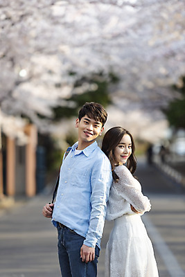 포토 JPG 주간 커플 여자 남자 행복 커플라이프 여행 데이트 사랑 서기 미소 사람 상반신 20대 성인 야외 두명 옆모습 30대 제주도 맑음 다정 봄 한국인 벚꽃 등맞대기 국내여행 벚꽃축제 제주도여행 성인만 국내포토 자연요소 라이프스타일 계절 꽃 감정 뷰포인트 컨셉 관계 모션 날씨 한국 표정 동양인 청년 장년 축제 꽃축제 파일형식