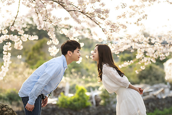 포토 JPG 주간 커플 여자 남자 행복 커플라이프 여행 데이트 사랑 서기 미소 사람 상반신 20대 성인 야외 두명 옆모습 30대 제주도 눈감음 맑음 다정 봄 한국인 벚꽃 국내여행 벚꽃축제 제주도여행 성인만 국내포토 자연요소 라이프스타일 계절 꽃 감정 뷰포인트 컨셉 관계 모션 날씨 한국 표정 동양인 청년 장년 축제 꽃축제 파일형식