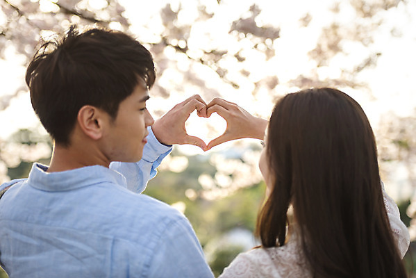 포토 JPG 주간 커플 여자 남자 행복 커플라이프 여행 데이트 사랑 서기 미소 사람 상반신 20대 성인 야외 두명 뒷모습 30대 제주도 맑음 다정 봄 한국인 벚꽃 손하트 국내여행 벚꽃축제 제주도여행 성인만 국내포토 자연요소 라이프스타일 계절 꽃 감정 뷰포인트 컨셉 관계 모션 날씨 한국 표정 동양인 손짓 청년 장년 축제 꽃축제 파일형식