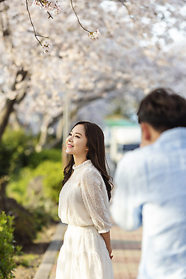 포토 JPG 주간 커플 여자 남자 행복 커플라이프 여행 데이트 사랑 서기 미소 사람 상반신 20대 성인 야외 두명 옆모습 뒷모습 아웃포커스 30대 제주도 맑음 사진촬영 다정 봄 한국인 벚꽃 국내여행 벚꽃축제 제주도여행 성인만 국내포토 자연요소 라이프스타일 계절 꽃 감정 뷰포인트 컨셉 관계 모션 날씨 한국 촬영기법 표정 동양인 청년 장년 촬영 축제 꽃축제 파일형식