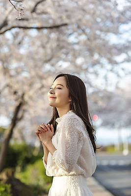 포토 JPG 주간 우먼라이프 여자 행복 여행 한명 서기 미소 상반신 20대 성인 야외 옆모습 제주도 눈감음 맑음 봄 감상 한국인 벚꽃 즐거움 국내여행 벚꽃축제 제주도여행 성인여자한명만 국내포토 자연요소 1 라이프스타일 계절 꽃 감정 뷰포인트 모션 날씨 한국 표정 사람 동양인 청년 축제 꽃축제 여자한명만 성인여자만 파일형식