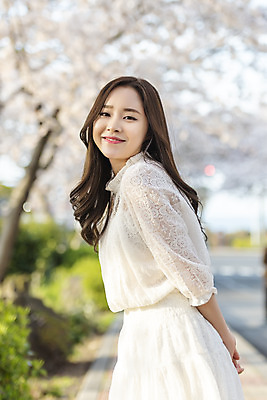 포토 JPG 주간 우먼라이프 여자 행복 여행 한명 서기 미소 상반신 20대 성인 야외 옆모습 제주도 맑음 봄 한국인 벚꽃 즐거움 국내여행 벚꽃축제 제주도여행 성인여자한명만 국내포토 자연요소 1 라이프스타일 계절 꽃 감정 뷰포인트 모션 날씨 한국 표정 사람 동양인 청년 축제 꽃축제 여자한명만 성인여자만 파일형식