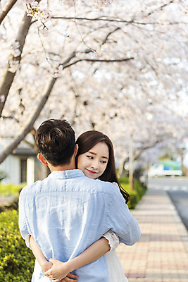 포토 JPG 주간 커플 여자 남자 행복 커플라이프 여행 데이트 포옹 사랑 서기 미소 사람 상반신 20대 성인 야외 두명 앞모습 뒷모습 30대 제주도 맑음 다정 봄 한국인 벚꽃 국내여행 벚꽃축제 제주도여행 성인만 국내포토 자연요소 라이프스타일 계절 꽃 감정 뷰포인트 컨셉 관계 안기 모션 날씨 한국 표정 동양인 청년 장년 축제 꽃축제 파일형식