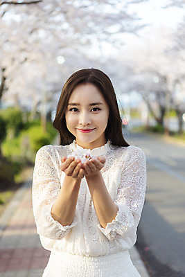 포토 JPG 주간 우먼라이프 여자 꽃잎 행복 여행 한명 서기 미소 들기 상반신 20대 성인 야외 앞모습 제주도 맑음 봄 한국인 벚꽃 즐거움 국내여행 벚꽃축제 제주도여행 성인여자한명만 국내포토 자연요소 1 라이프스타일 계절 꽃 감정 뷰포인트 모션 날씨 한국 표정 사람 동양인 청년 축제 꽃축제 여자한명만 성인여자만 파일형식