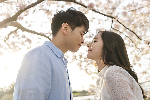 포토 JPG 주간 커플 여자 남자 행복 커플라이프 여행 데이트 키스 사랑 서기 미소 사람 상반신 20대 성인 야외 두명 옆모습 30대 제주도 눈감음 맑음 다정 봄 한국인 벚꽃 국내여행 벚꽃축제 제주도여행 성인만 국내포토 자연요소 라이프스타일 계절 꽃 감정 뷰포인트 컨셉 관계 모션 날씨 한국 표정 동양인 청년 장년 축제 애정표현 꽃축제 파일형식