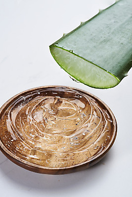 포토 JPG 스튜디오촬영 단면 실내 사람없음 건강관리 화장품 신선 오브젝트 흰배경 유기농 나무접시 다육식물 알로에 사포나리아 알로에젤 국내포토 식물 접시 웰빙 백그라운드 건강 관리 내부 뷰티 흰색 젤 파일형식