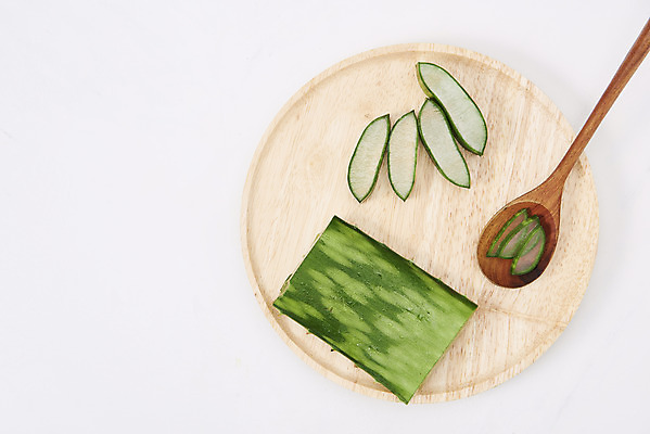 포토 JPG 스튜디오촬영 단면 실내 사람없음 하이앵글 건강관리 여러개 신선 오브젝트 흰배경 유기농 나무숟가락 나무쟁반 다육식물 알로에 플랫레이 사포나리아 국내포토 식물 웰빙 뷰포인트 다수 백그라운드 쟁반 건강 관리 내부 목재 숟가락 흰색 플랫 파일형식