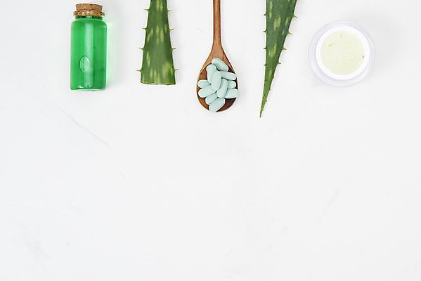 포토 JPG 스튜디오촬영 실내 사람없음 하이앵글 알약 건강관리 여러개 화장품 신선 오브젝트 흰배경 유기농 나무숟가락 다육식물 알로에 입욕제 플랫레이 아로마오일 사포나리아 알로에젤 국내포토 식물 웰빙 뷰포인트 다수 백그라운드 건강 관리 내부 뷰티 약 숟가락 흰색 플랫 오일_화장품 젤 파일형식