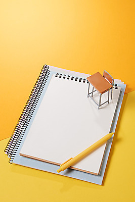 포토 JPG 스튜디오촬영 교육 의자 학용품 실내 사람없음 필기구 볼펜 공책 여러개 미니어처 책상 오브젝트 신학기 교육용품 노란배경 국내포토 가구 다수 백그라운드 문구용품 내부 펜 노란색 모형 파일형식