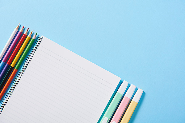 포토 JPG 스튜디오촬영 교육 학용품 색연필 실내 사람없음 하이앵글 필기구 공책 여러개 오브젝트 신학기 파란배경 교육용품 형광펜 플랫레이 국내포토 뷰포인트 다수 백그라운드 문구용품 내부 파란색 펜 플랫 파일형식