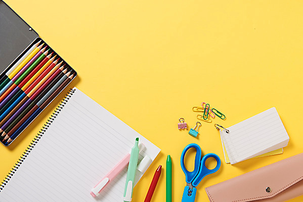 포토 JPG 스튜디오촬영 교육 학용품 색연필 가위 실내 사람없음 하이앵글 필기구 볼펜 공책 여러개 오브젝트 신학기 클립 교육용품 필통 형광펜 노란배경 플랫레이 단어장 국내포토 뷰포인트 다수 백그라운드 문구용품 내부 펜 노란색 플랫 파일형식