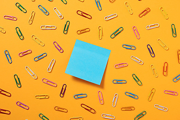 포토 JPG 스튜디오촬영 교육 학용품 실내 사람없음 하이앵글 컬러풀 필기구 여러개 오브젝트 신학기 포스트잇 클립 교육용품 플랫레이 주황색배경 국내포토 뷰포인트 컬러 다수 백그라운드 문구용품 내부 주황색 메모지 플랫 파일형식