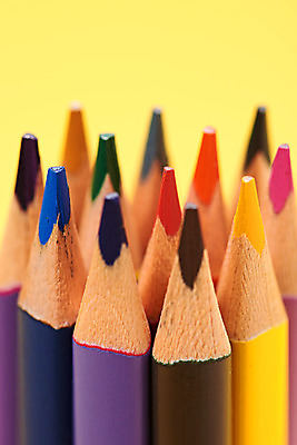 포토 JPG 스튜디오촬영 교육 학용품 색연필 실내 사람없음 컬러풀 필기구 여러개 오브젝트 신학기 교육용품 노란배경 국내포토 컬러 다수 백그라운드 문구용품 내부 노란색 파일형식