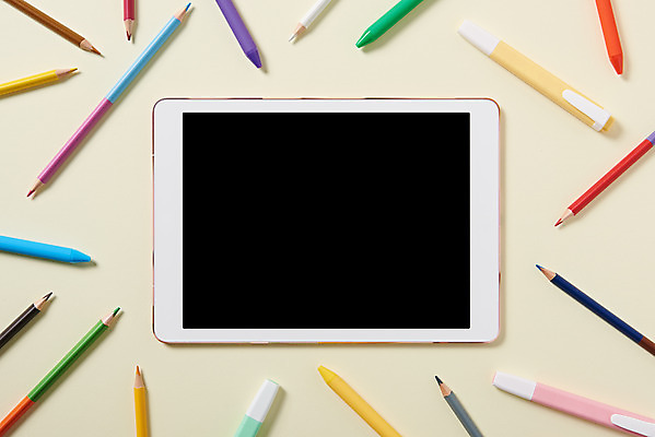 포토 JPG 스튜디오촬영 교육 학용품 색연필 실내 사람없음 하이앵글 컬러풀 태블릿 필기구 볼펜 여러개 오브젝트 신학기 교육용품 형광펜 베이지색배경 플랫레이 국내포토 뷰포인트 컬러 다수 백그라운드 문구용품 내부 전자제품 스마트기기 펜 플랫 베이지색 파일형식