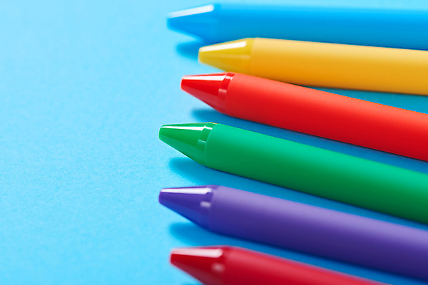 포토 JPG 스튜디오촬영 교육 학용품 실내 근접촬영 사람없음 컬러풀 필기구 볼펜 여러개 오브젝트 신학기 파란배경 교육용품 국내포토 뷰포인트 컬러 다수 백그라운드 문구용품 내부 파란색 펜 파일형식