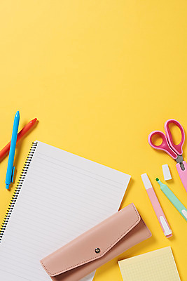 포토 JPG 스튜디오촬영 교육 학용품 가위 실내 사람없음 하이앵글 필기구 볼펜 공책 여러개 메모지 오브젝트 신학기 교육용품 필통 형광펜 노란배경 플랫레이 국내포토 뷰포인트 다수 백그라운드 문구용품 내부 펜 노란색 사무용품 플랫 파일형식