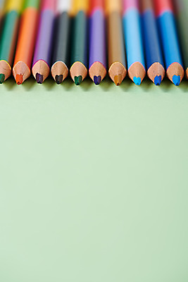 포토 JPG 스튜디오촬영 교육 학용품 색연필 실내 사람없음 컬러풀 필기구 여러개 오브젝트 신학기 교육용품 초록배경 국내포토 컬러 다수 백그라운드 문구용품 내부 초록색 파일형식