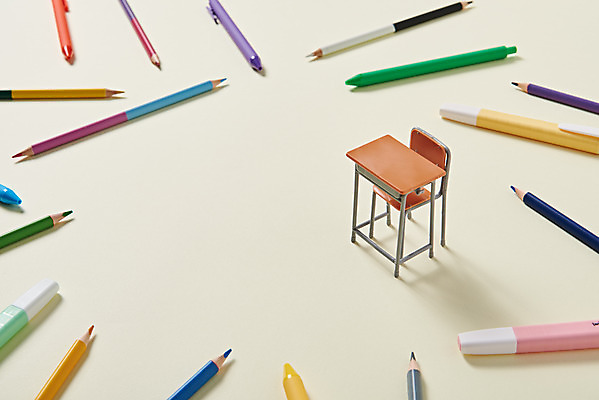 포토 JPG 스튜디오촬영 교육 의자 학용품 색연필 실내 사람없음 컬러풀 필기구 볼펜 여러개 미니어처 책상 오브젝트 신학기 교육용품 형광펜 베이지색배경 국내포토 컬러 가구 다수 백그라운드 문구용품 내부 펜 모형 베이지색 파일형식