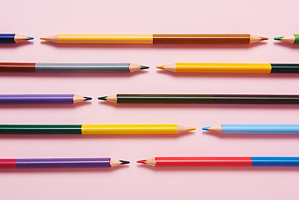 포토 JPG 스튜디오촬영 교육 학용품 색연필 실내 사람없음 하이앵글 컬러풀 필기구 여러개 오브젝트 신학기 일렬 교육용품 플랫레이 분홍색배경 국내포토 뷰포인트 분홍색 컬러 다수 백그라운드 문구용품 내부 플랫 파일형식