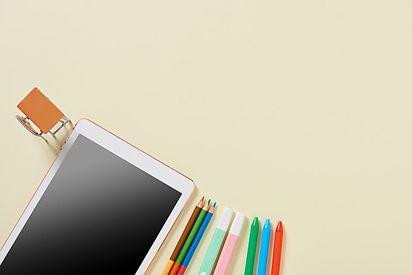 포토 JPG 스튜디오촬영 교육 의자 학용품 색연필 실내 사람없음 하이앵글 컬러풀 태블릿 필기구 볼펜 여러개 미니어처 책상 오브젝트 신학기 교육용품 형광펜 베이지색배경 플랫레이 국내포토 뷰포인트 컬러 가구 다수 백그라운드 문구용품 내부 전자제품 스마트기기 펜 모형 플랫 베이지색 파일형식