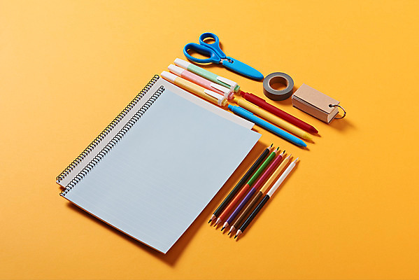 포토 JPG 스튜디오촬영 교육 학용품 색연필 가위 실내 사람없음 필기구 볼펜 공책 여러개 오브젝트 신학기 테이프 교육용품 형광펜 주황색배경 단어장 국내포토 다수 백그라운드 문구용품 내부 펜 주황색 파일형식