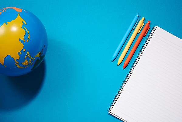 포토 JPG 스튜디오촬영 교육 학용품 실내 사람없음 하이앵글 필기구 볼펜 지구본 공책 여러개 오브젝트 신학기 파란배경 교육용품 플랫레이 국내포토 뷰포인트 다수 백그라운드 문구용품 내부 파란색 펜 플랫 파일형식